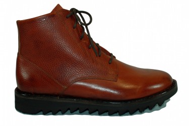 Handcrafted leather shoes and boots made in italy