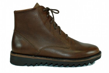 Handcrafted leather shoes and boots made in italy