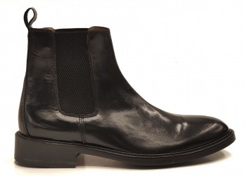 Handcrafted leather shoes and boots made in italy